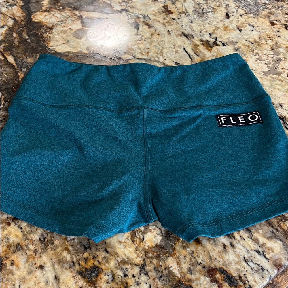 Fleo shorts size medium